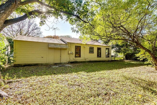 Building Photo - Ready for New Tenants- 2 bedroom 1 bath with an Additional Flex Room  Minutes from TCU- 76109