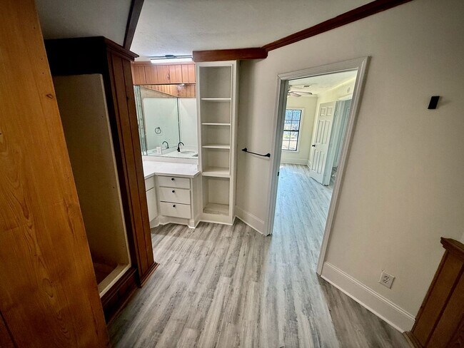 Building Photo - 102 Channel Ln