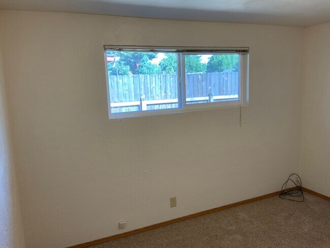 Building Photo - 2 bedroom in River Road Area