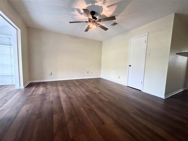 Building Photo - 2456 Country Club Dr