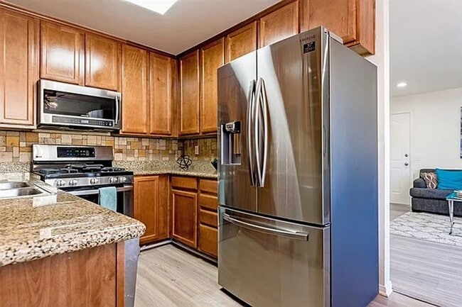 Building Photo - Newly on the Market.. Desirable 2/2 Condo