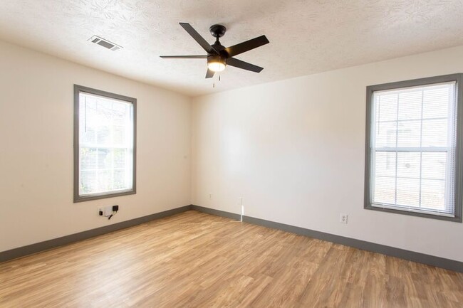 Building Photo - 605 Baron Dr