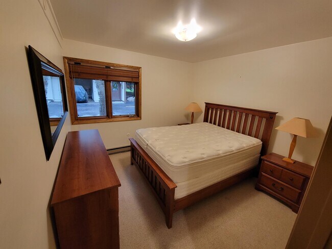 Building Photo - 2540 Kinnikinnick Rd