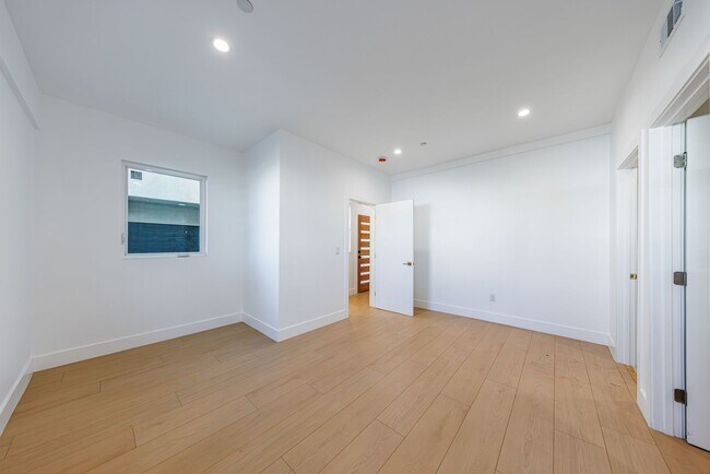 Building Photo - 5931 Woodman Ave