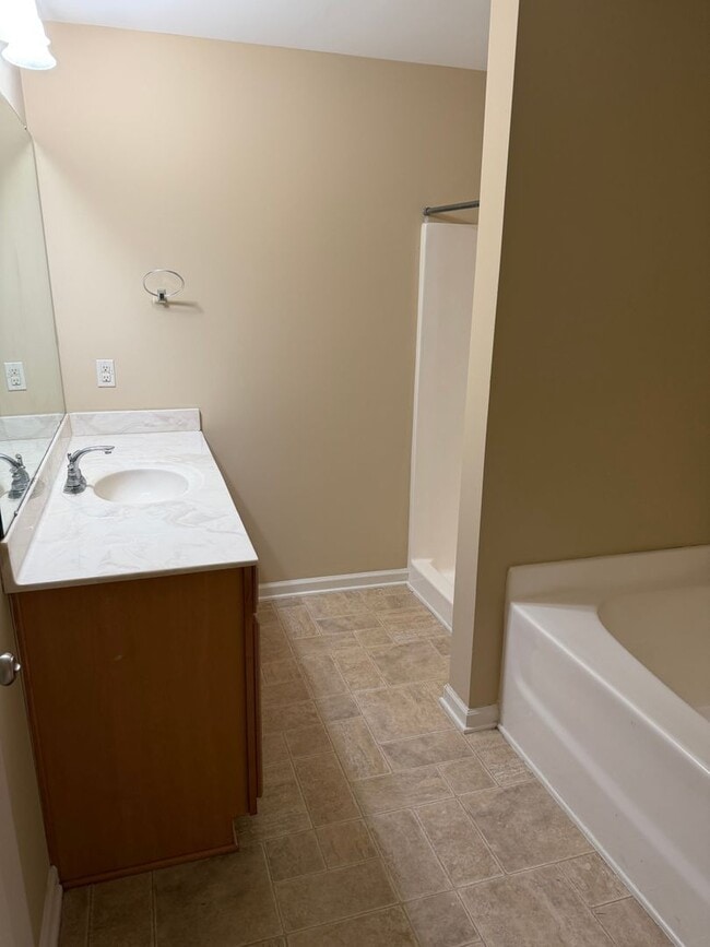 Building Photo - Gorgeous 3br/2.5 bath Townhome