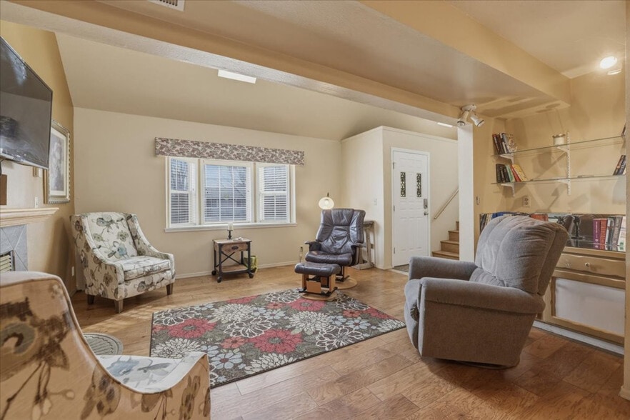 Building Photo - 925 S Haskett St