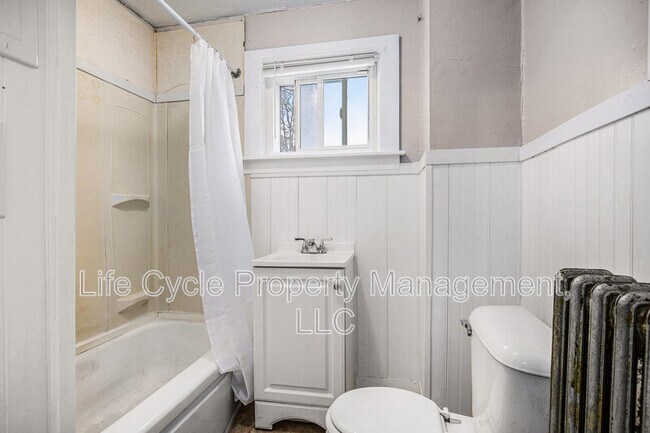 Building Photo - 247 Sweet St NE