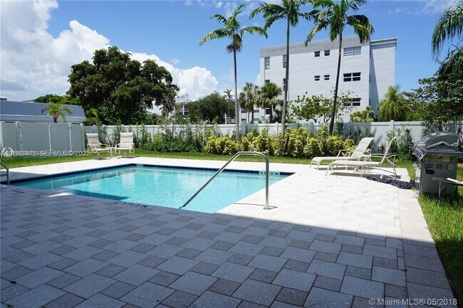 Building Photo - 555 E Dania Beach Blvd