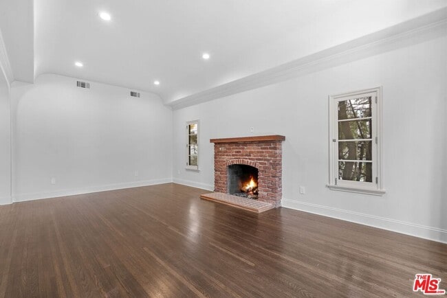 Building Photo - 619 S Sycamore Ave