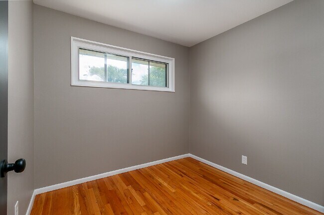 Building Photo - "Charming 3-Bedroom Retreat in St. Louis with Spacious Living!"