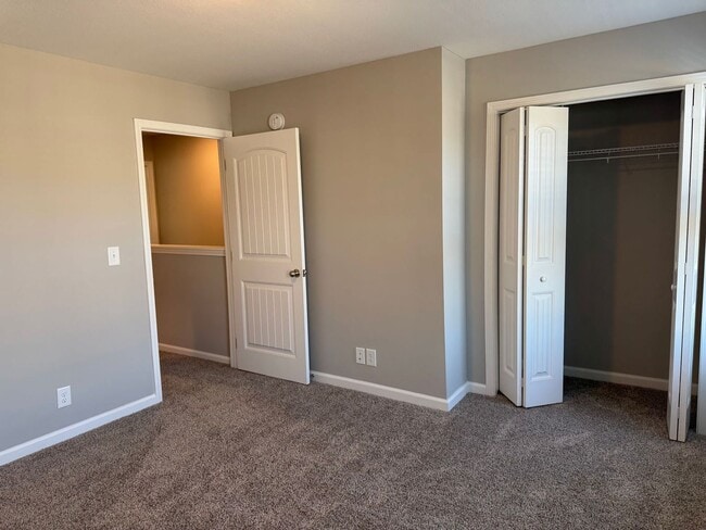 Building Photo - Luxury Living at its best! 2 Bed 2 1/2 Bath Townhome near Downtown!