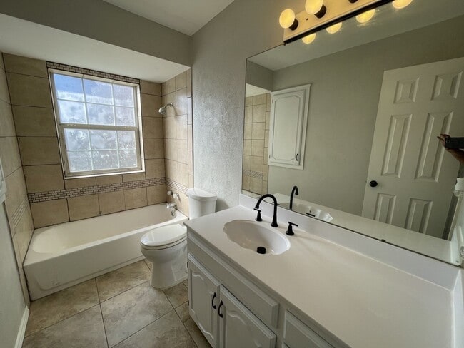 Building Photo - 113 Deerwood Ln