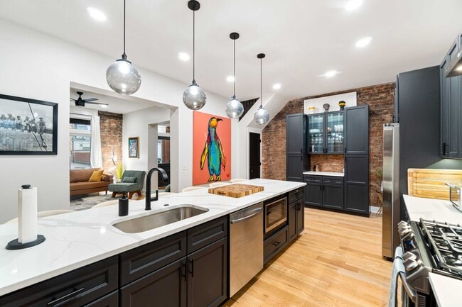 Building Photo - 6 Bed 4 bath Fully Furnished Oakland