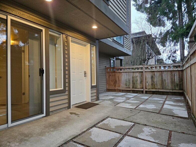 Building Photo - 1817 11th Ave W