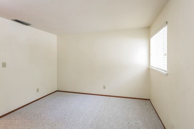 Building Photo - Amazing 4 Bedrooms 2 full bathrooms and 2 ...