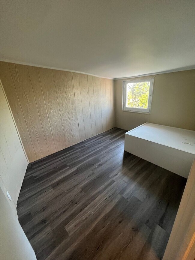 Building Photo - 235 Emming St