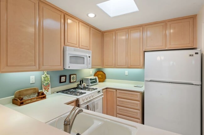 Building Photo - Total Quality Living! El Escorial Villas at East Beach~