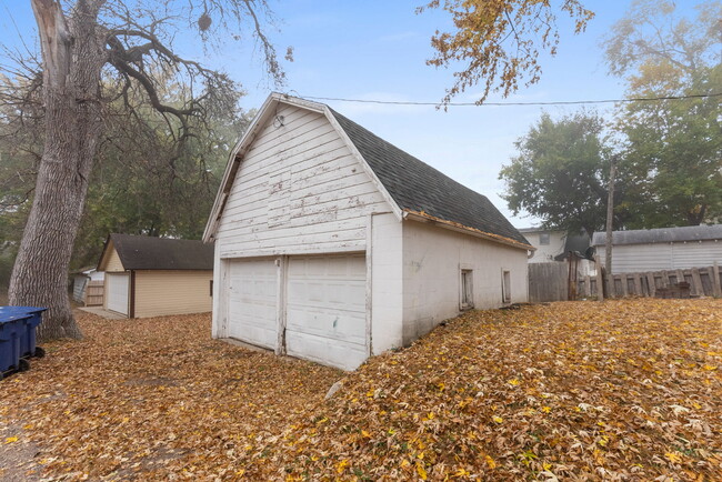 Building Photo - 917 W 12th St