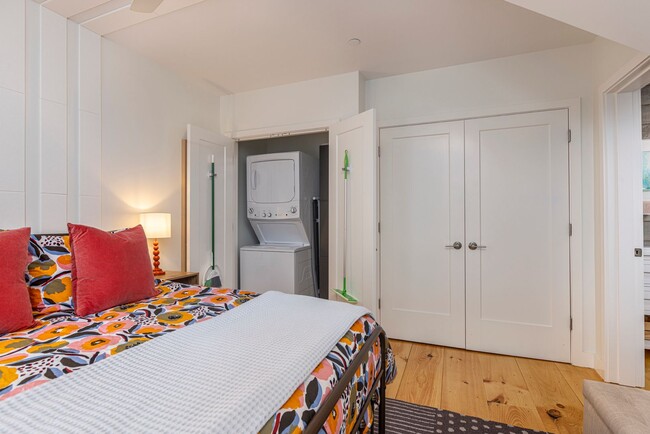 Building Photo - Recently Renovated 1BR Near Maine Med