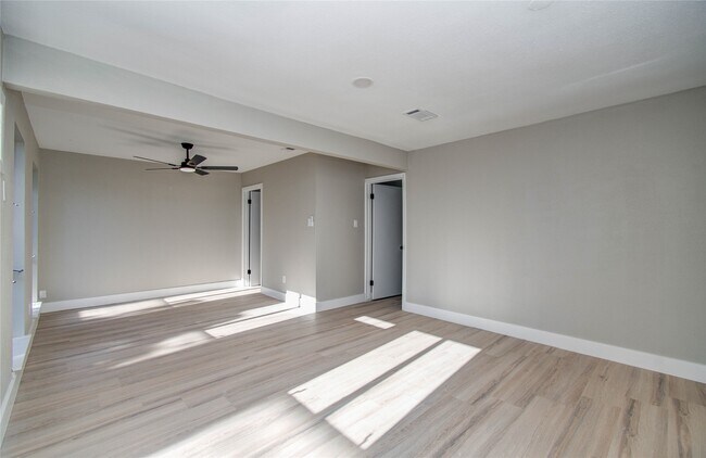 Building Photo - 7918 Bayside Dr