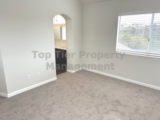 Building Photo - ***Beautiful 3 bed / 2.5 bath House in a N...