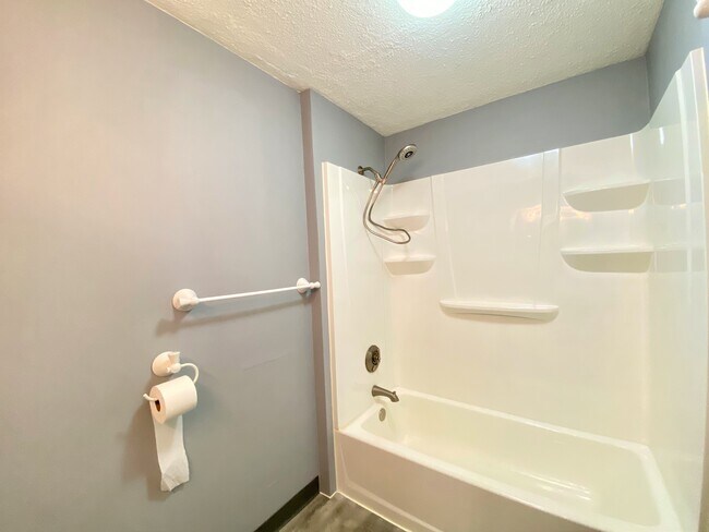 Building Photo - 28 Fountain Ln
