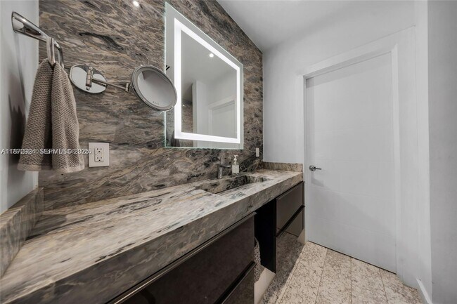 Building Photo - 1141 NE 90th St