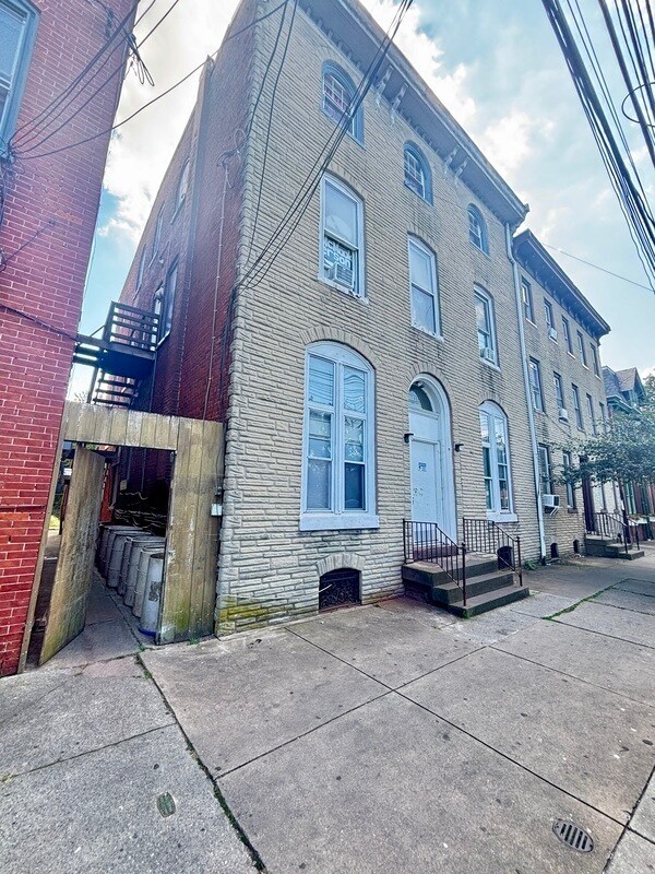 Building Photo - 438 E King St