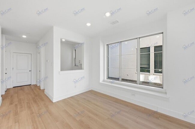 Building Photo - 1409 Silver Marten Trl