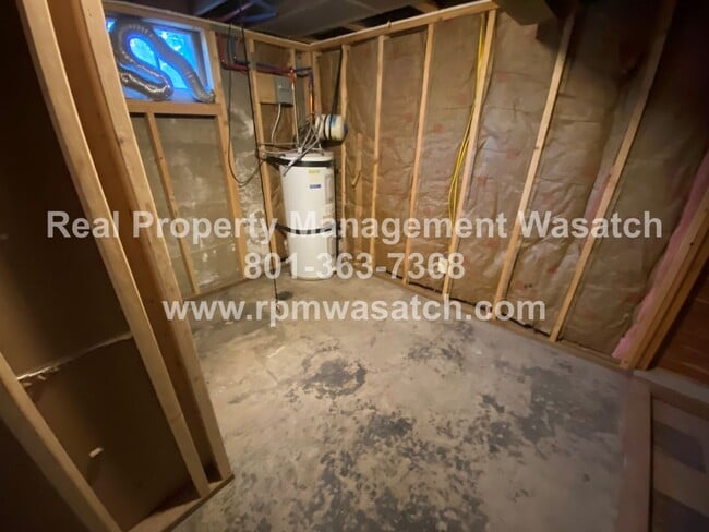 Building Photo - Take a Look at This 4 Bedroom 2 Bathroom H...