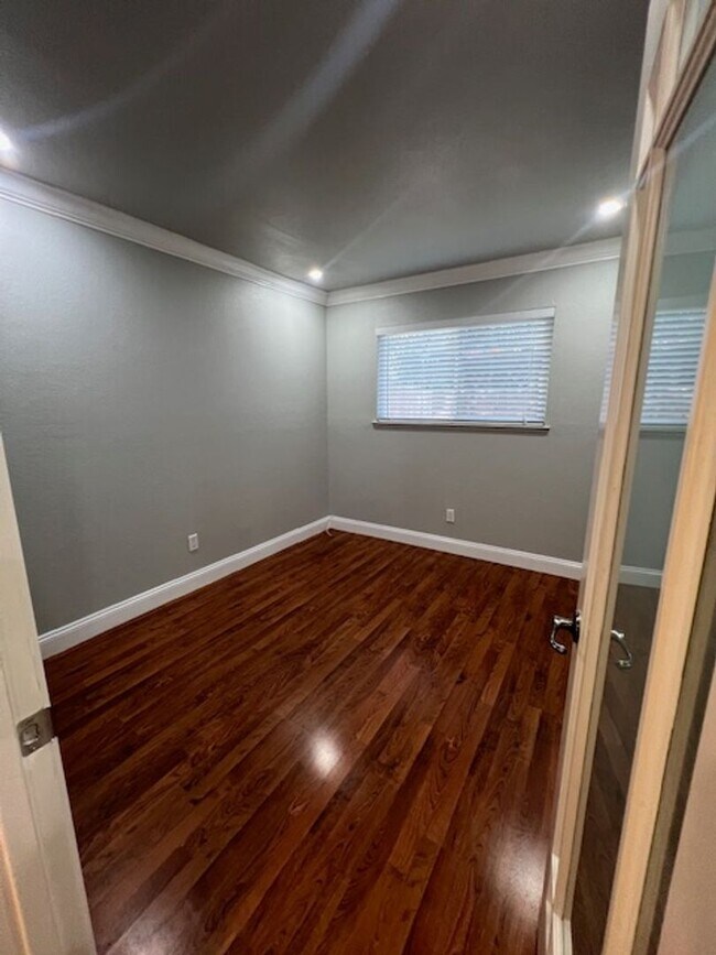 Building Photo - Beautiful 3 Bedroom and 1.5 Bathroom Condo $2,195.00 Available Now