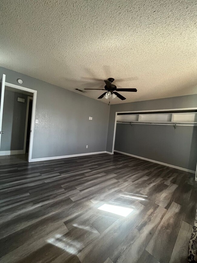 Building Photo - 3 bedroom plus BONUS Room 2 bath home in H...