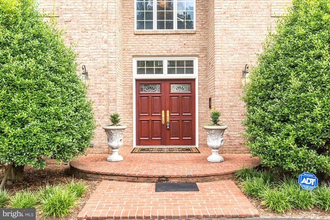 Building Photo - 914 Helga Pl