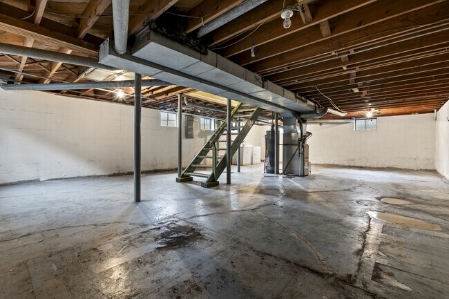 Building Photo - 257 Zandale Dr