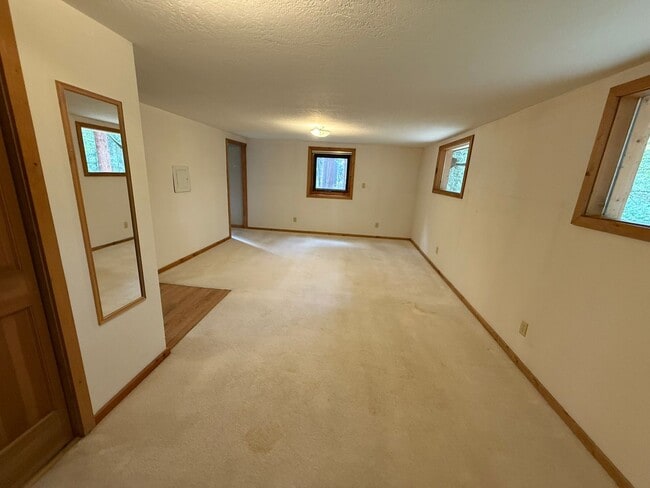 Building Photo - 3 bed 2 bath in Victor