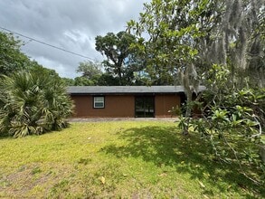 Building Photo - GORGEOUS! 5 Bedroom, 3 Bathroom Home in Deland!