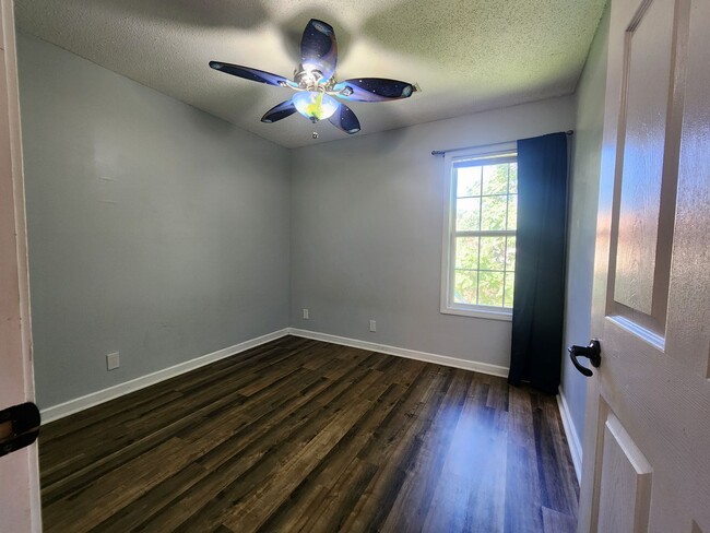 Building Photo - 1680 Barrywood Cir E