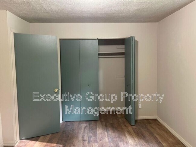 Building Photo - 978 Oak Dr