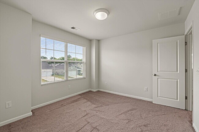 Building Photo - 4 Bedroom, 2.5 baths, with a 2 car garage located in Shell Point Farm.