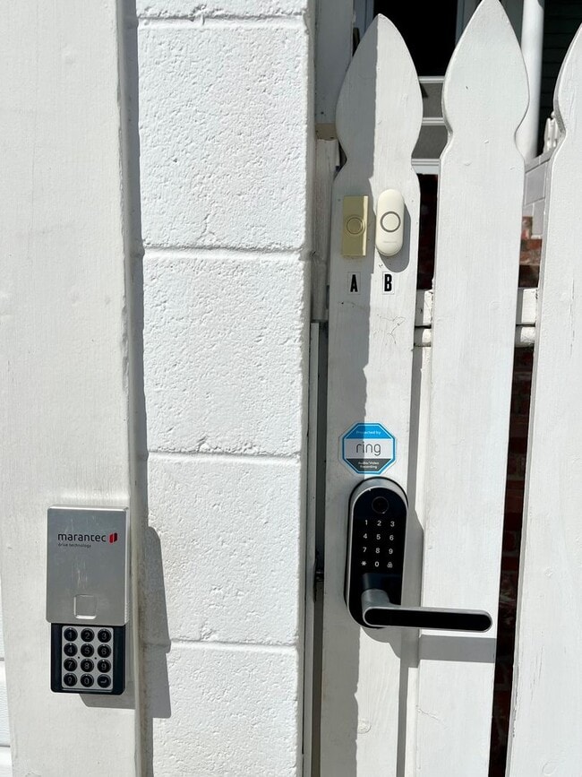 Building Photo - Quintessential Ventura 1 bed rear unit with LARGE, PRIVATE, BEAUTIFUL OUTDOOR LIVING AREA