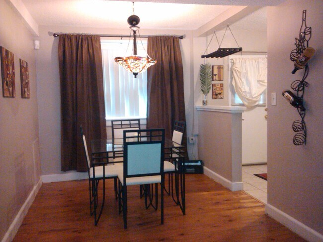 Building Photo - 405 E 5th St