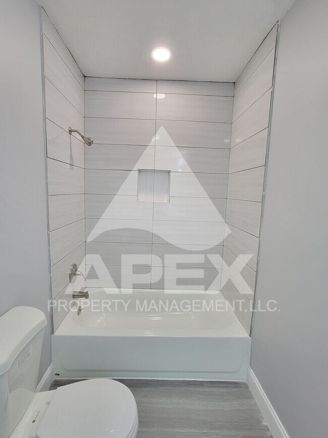 Building Photo - Craftsman Style 2 Bd 1.5- Ba Single Family Home with carport in North Knox!