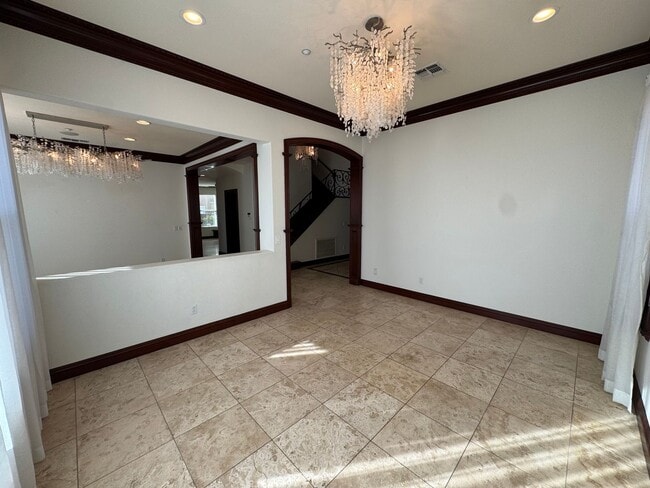 Building Photo - 5 Bedroom Luxury home