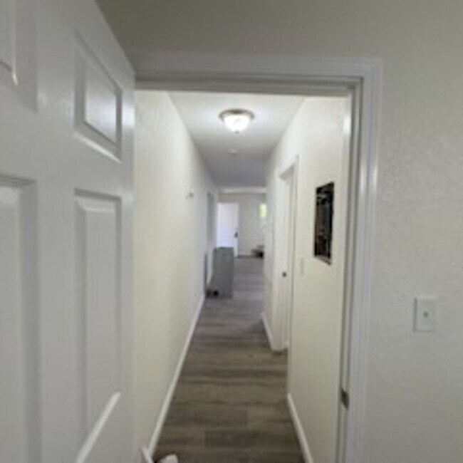 Building Photo - Beautiful newly remodeled 2/1 apartment!