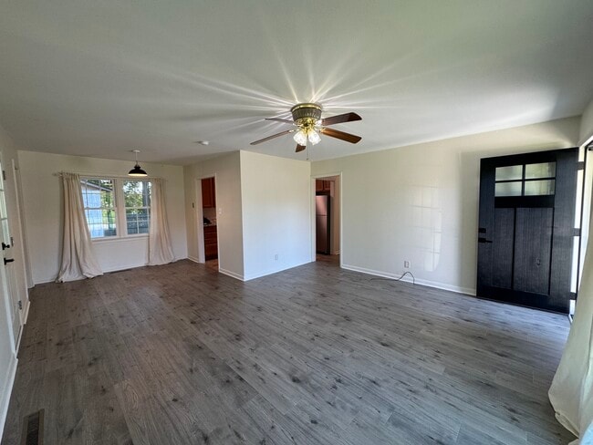 Building Photo - 20 Lenora Dr