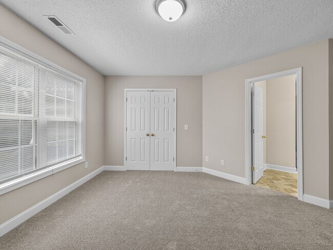 Building Photo - Freshly Renovated 2 BR, 2.5 BA Townhome Ce...