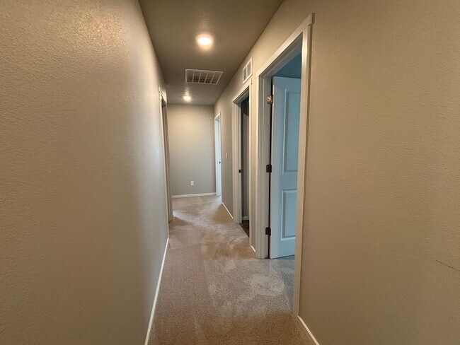 Building Photo - Beautiful 4 Bed/2.5 Bath Plus Office with ...