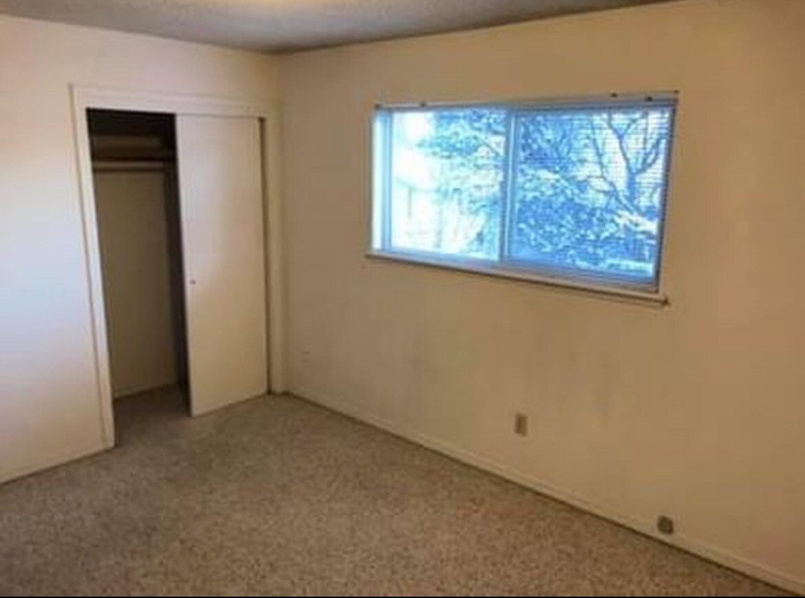 Building Photo - 304 S Pine St