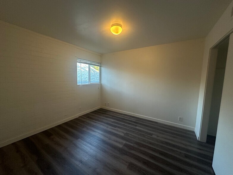 Building Photo - 860 E 500 S