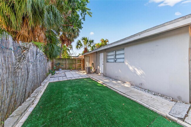 Building Photo - 924 NE 17th Terrace